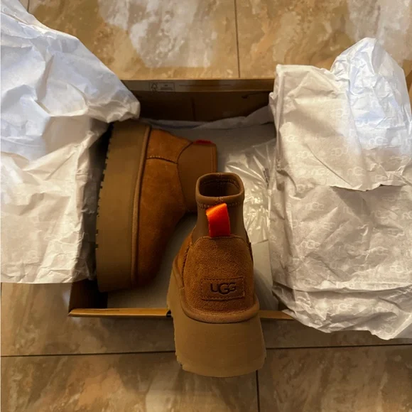 UGG Women Dipper Boots - Picture 2 of 5
